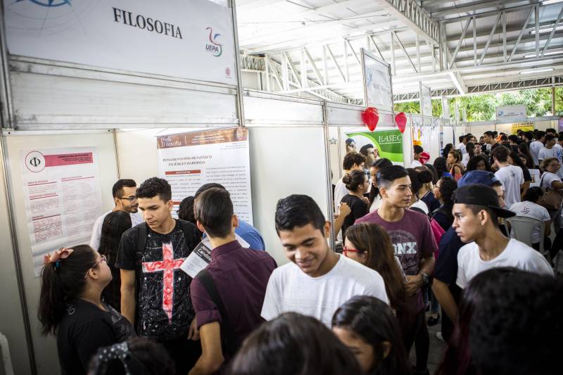 Durante toda esta quinta-feira, 10, a Feira Vocacional da Universidade do Estado do Pará (Uepa) recebeu a visita de estudantes do ensino médio de escolas públicas e particulares da Região Metropolitana de Belém. Cada graduação da Uepa tinha um estande no hall de exposição do Centro Cultural Tancredo Neves (Centur), tudo para que os estudantes pudessem conhecer mais sobre os cursos, a atuação dos profissionais formados e o desenho curricular das disciplinas.
FOTO: NAILANA THIELY / ASCOM UEPA
DATA: 10.05.2018
BELÉM - PARÁ <div class='credito_fotos'>Foto: Nailana Thiely / Ascom Uepa | <a href='/midias/2018/originais/445842f1-e1c8-4986-8888-5655cb57b77b.jpg' download><i class='fa-solid fa-download'></i> Download</a></div>