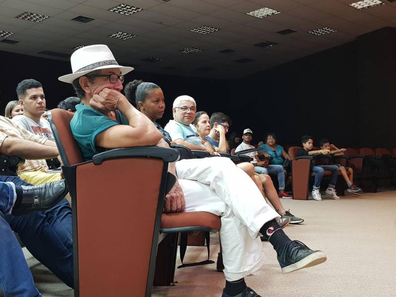 O quinto dia do Salão do Livro do Sul e Sudeste do Pará, realizado pela Secretaria de Estado de Cultura (Secult) em Marabá, foi um dos mais aguardados por profissionais ligados à educação, devido à presença no Papo Cabeça e no Encontro Literário do professor Celso Antunes, autor de centenas de livros didáticos, muitos dedicados à temática da educação. A importância de ler, a maneira de exercitar a memória e a formação dos professores foram temas abordados pelo escritor. “Assim como os músculos aumentam no tamanho da proporção, acontece com a mente. Se você exercita sua memória, sua linguagem, seus pensamentos, aquilo vai progredindo de uma forma extraordinária. Pense que a sua inteligência está no patamar que você a deixou”, frisou.
FOTO: KÉLIA SANTOS / ASCOM CRGSP
DATA: 02.05.2018
MARABÁ - PARÁ <div class='credito_fotos'>Foto: KÉLIA SANTOS / ASCOM CRGSP | <a href='/midias/2018/originais/445b9210-693d-4ef6-9d77-0b66ec3a2873.jpg' download><i class='fa-solid fa-download'></i> Download</a></div>