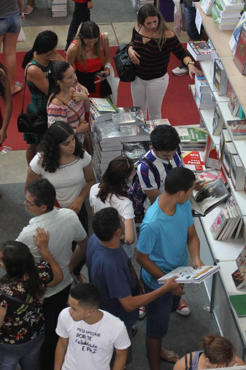 Corredores do Hangar Centro de Convenções durante a XXII Feira Pan-Amazônica do Livro, que começou neste sábado (2), em Belém. Um grande público compareceu ao segundo dia da feira, aproveitando as atrações culturais e as exposições nos estandes de livros na tarde de domingo.
FOTO: CRISTINO MARTINS / AG. PARÁ
DATA: 03.06.2018
BELÉM - PARÁ <div class='credito_fotos'>Foto: Cristino Martins/Ag. Pará | <a href='/midias/2018/originais/4462c4b3-e524-473d-a007-9d9d3a4cd8d5.jpg' download><i class='fa-solid fa-download'></i> Download</a></div>