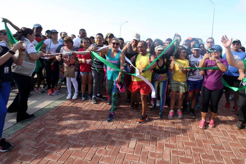 Uma reabertura feita a milhares de mãos. A fita inaugural colocada no inicio da trilha principal do Parque do Utinga foi rompida por mais de cinco mil pessoas ansiosas pelo inicio da caminhada, marcando o segundo dia da programação de reabertura do mais novo espaço paraense de lazer e interatividade com a natureza.
FOTO: SIDNEY OLIVEIRA / AG. PARÁ
DATA: 17.03.2018
BELÉM - PARÁ <div class='credito_fotos'>Foto: Sidney Oliveira/Ag. Pará | <a href='/midias/2018/originais/446c0734-feba-4b7a-b31d-794b8ec86de8.jpg' download><i class='fa-solid fa-download'></i> Download</a></div>