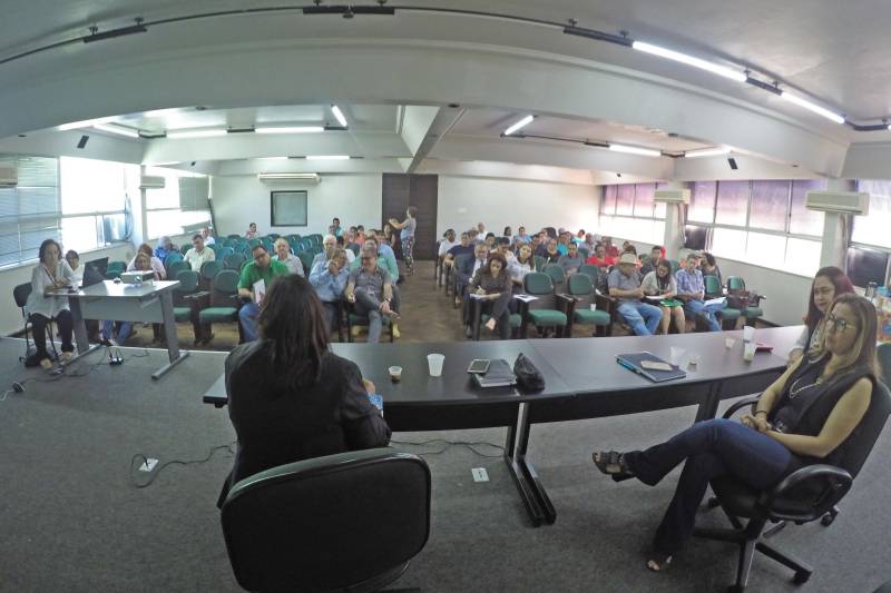Com a definição dos novos parâmetros do Programa Nacional de Crédito Fundiário (PNCF), os agricultores paraenses devem começar a ter acesso em breve ao PNCF. As novas linhas do programa foram apresentadas nesta quinta-feira (21), pela subsecretária de Reordenamento Agrário da Secretaria Especial de Agricultura e Desenvolvimento Agrário do Governo Federal, Raquel Santori, durante a reunião (foto) do Conselho de Desenvolvimento Rural Sustentável (CDRS), na sede da Secretaria de Estado de Desenvolvimento Agropecuário e da Pesca (Sedap), em Belém. Durante a reunião com os conselheiros, Raquel explicou que o Programa Nacional de Crédito Fundiário é uma política pública do governo federal executada em parceria com os governos estaduais por meio das unidades técnicas para que o crédito alcance todas as regiões do país. O financiamento é destinado aos agricultores familiares sem terra ou com pouca terra para que possam comprar imóveis rurais, construir casa, preparar o solo e aplicar na infraestrutura necessária para produção e assistência técnica.
FOTO: ASCOM / SEDAP
DATA: 21.06.2018
BELÉM - PARÁ <div class='credito_fotos'>Foto: Ascom Sedap | <a href='/midias/2018/originais/4474b0a4-2f11-43df-8152-bd4959e71a30.jpg' download><i class='fa-solid fa-download'></i> Download</a></div>