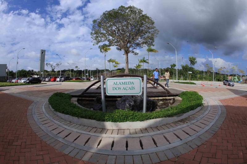 O Parque Estadual do Utinga (PEUt) o mais importante espaço de preservação e estudo da biodiversidade dentro da Região Metropolitana de Belém será reaberto à população a partir desta sexta,16, a partir das 16h30, com apresentações artísticas, com o Boi Veludinho, crianças do Pro Paz e a premiada Orquestra Sinfônica do Theatro da Paz. A apresentação será em um espaço ao ar livre e não será necessária a retirada de ingressos, por esse motivo, a recomendação é que o público chegue cedo, porque a entrada será fechada quando o espaço estiver lotado.
FOTO: MÁCIO FERREIRA / AG PARÁ
DATA: 16.03.2018
BELÉM - PARÁ <div class='credito_fotos'>Foto: MÁCIO FERREIRA/ AG. PARÁ | <a href='/midias/2018/originais/447dffed-4d15-4d7f-b383-16425aa61f2c.jpg' download><i class='fa-solid fa-download'></i> Download</a></div>