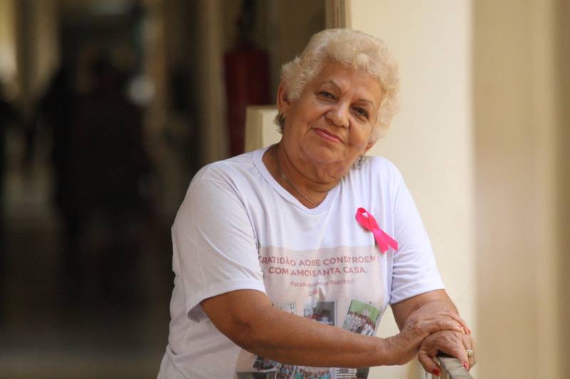 Ana Miranda, conhecida como “Donana” (foto), lembra como se fosse hoje o dia em que deixou currículo na Fundação Santa Casa de Misericória, nos idos de 1986, quando procurava por uma oportunidade no mercado de trabalho. Atualmente, aos 64 anos e com uma relação bem mais que profissional com a instituição, ela é conhecida por sua dedicação e solidariedade, o que a tornou uma das servidoras exemplo do Estado e, por isso, homenageada neste dia 28, Dia do Servidor Público.
FOTO: MARCELO LELIS / AG. PARÁ
DATA: 25.10.2018
BELÉM - PARÁ <div class='credito_fotos'>Foto: Marcelo Lelis / Ag. Pará | <a href='/midias/2018/originais/44825dc5-39fe-4fb0-8998-fd172ae21082.jpg' download><i class='fa-solid fa-download'></i> Download</a></div>