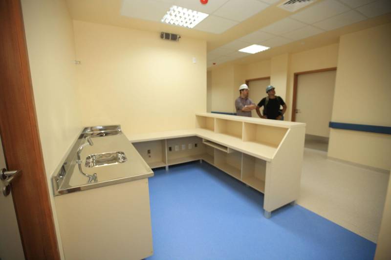 “A população de Itaituba vai contar com uma estrutura fora do comum em hospitais públicos do Brasil”. A afirmação é do engenheiro Gustavo Garoli, gerente geral da obra do Hospital Regional do Tapajós, no município de Itaituba, que está com a estrutura 95% concluída. O hospital que fica na região sudoeste do Estado deve beneficiar, além de cerca de 100 mil itaitubenses, moradores de nove municípios vizinhos.

FOTO: MÁCIO FERREIRA / AG. PARÁ
DATA: 19.12.2018
ITAITUBA - PARÁ <div class='credito_fotos'>Foto: MÁCIO FERREIRA/ AG. PARÁ   |   <a href='/midias/2018/originais/448763fe-1c8b-416c-8bad-d40a49d31f99.jpg' download><i class='fa-solid fa-download'></i> Download</a></div>