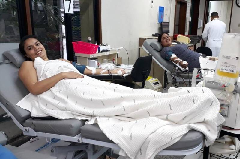 Tilma de Castro e Marcely Lobato (d) não se conheciam, mas, deitadas lado a lado na sala de coleta da Fundação Centro de Hemoterapia e Hematologia do Pará (Hemopa), elas eram um exemplo de união. A doação de sangue já fazia parte da vida das duas e, numa manhã chuvosa, elas aceitaram fazer a doação por aférese, um método especial de coleta que retira de forma seletiva um componente do sangue. “Vim fazer uma doação normal e aqui perguntaram se eu aceitava fazer o procedimento. 

FOTO: ASCOM HEMOPA
DATA: 08.03.2018
BELÉM - PARÁ <div class='credito_fotos'>Foto: Ascom Hemopa   |   <a href='/midias/2018/originais/448c03ce-da5e-4fa3-b528-a548a9f21c84.jpg' download><i class='fa-solid fa-download'></i> Download</a></div>
