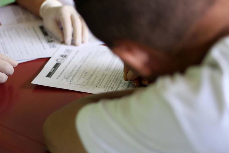 O Departamento Penitenciário Nacional (Depen), órgão vinculado ao Ministério da Justiça e Segurança Pública, realizou um mutirão do projeto Identidade Cidadã, nos dias 19 e 20 de dezembro, no Presídio Estadual Metropolitano (PEM) III. A ação teve como objetivo emitir a segunda via de certidões de nascimento ou de casamento para pessoas privadas de liberdade. O projeto é uma parceria do Depen com a Associação de Notários e Registradores do Brasil (Anoreg) e a Superintendência do Sistema Penitenciário do Pará (Susipe). A partir de um levantamento feito pelos assistentes sociais do PEM III, foi constatada a necessidade de emitir a segunda via da certidão de nascimento para 154 internos.

FOTO: VELOSO JÚNIOR / ASCOM SUSIPE
DATA: 20.12.2018
SANTA IZABEL - PARÁ <div class='credito_fotos'>Foto: Veloso Junior / Ascom Susipe   |   <a href='/midias/2018/originais/44901bed-c47e-4d7d-863d-657da3be4262.jpg' download><i class='fa-solid fa-download'></i> Download</a></div>