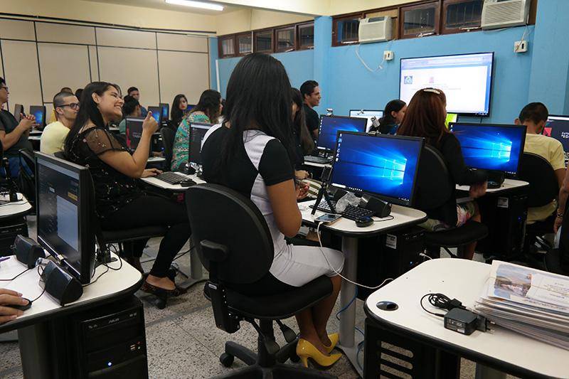 O curso de Pedagogia Bilíngue do Centro de Ciências Sociais e Educação (CCSE) da Universidade do Estado do Pará (Uepa) teve sua primeira aula no último sábado, 10. Entretanto, diferente dos demais cursos que também iniciaram suas atividades, a Pedagogia Bilíngue chega para preencher uma lacuna histórica: a inclusão de alunos surdos em todos os níveis de ensino.
FOTO: FERNANDA MARTINS / ASCOM UEPA
DATA: 12.03.2018
BELÉM - PARÁ <div class='credito_fotos'>Foto: FERNANDA MARTINS / ASCOM UEPA | <a href='/midias/2018/originais/44958075-6dfb-4a36-a3d1-e150382bb868.jpg' download><i class='fa-solid fa-download'></i> Download</a></div>