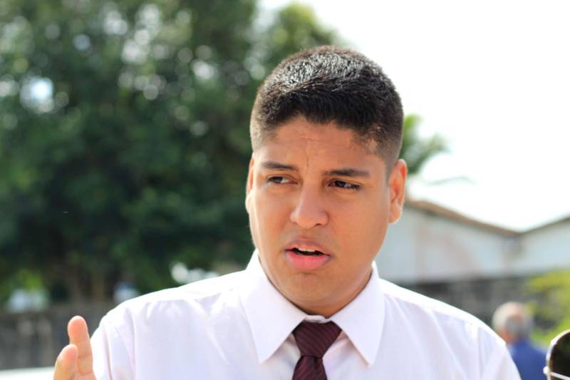 A Superintendência do Sistema Penitenciário do Estado (Susipe) inaugurou, nesta terça-feira (18), no Complexo Penitenciário de Santa Izabel, um espaço com seis salas de vídeo audiência que vão funcionar dentro de um contêiner de 30 m², totalmente reformado e adaptado. Cada sala está equipada com central de ar condicionado, televisão conectada ao equipamento de videoconferência (câmera e microfone), duas cadeiras e câmera de segurança. Todas as salas estão conectadas diretamente com o Tribunal de Justiça do Pará via cabos de fibra óptica, com um link dedicado com velocidade de 100 megas. O investimento foi de mais de R$ 1 milhão de reais, dos recursos do Fundo Penitenciário Nacional. Em 2018, a Susipe recebeu 12.300 pedidos de audiências, só que 12% não foram atendidos, principalmente por dificuldades de logística e escolta. Para o superintendente da Susipe, Michell Durans, o novo espaço terá um impacto muito grande na redução de custos com transporte e agilidade das audiências. Na foto, Fabricio Ramos, gerente operacional da PELC, empresa responsável pela adaptação do espaço para vídeo audiência.

FOTO: VELOSO JÚNIOR / ASCOM SUSIPE
DATA: 18.12.2018
SANTA IZABEL - PARÁ <div class='credito_fotos'>Foto: Veloso Junior / Ascom Susipe   |   <a href='/midias/2018/originais/449999a4-4ed9-4e39-9056-2343ffcbbbb3.jpg' download><i class='fa-solid fa-download'></i> Download</a></div>