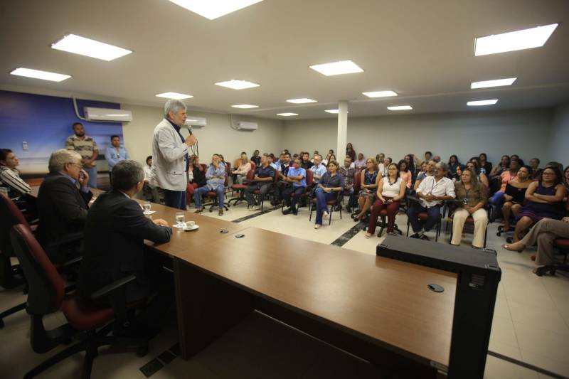 Dezenas de funcionários participaram da posse do novo Chefe da Casa Civil da Governadoria na manhã desta quarta-feira (16), no auditório da sede da Casa, em Belém. Adenauer Marinho de Oliveira Góes deixa a vaga de Secretário de Estado de Turismo e assume o cargo que era ocupado por José Megale Filho (foto). A Decisão foi publicada no Diário Oficial do Estado (DOE) da última terça (15). José Megale, agora no cargo de diretor de Núcleo da Casa Civil, agradeceu pelos três anos que esteve à frente do órgão e destacou o significativo currículo do novo chefe. “Gostaria de agradecer a oportunidade, a parceria, e acima de tudo por estarmos aqui. É sempre bom aceitar novos desafios, e o momento que vivi aqui foi extraordinário, pois não conheço outra equipe com o nível de comprometimento tão grande quanto esta equipe da Casa Civil. O que trouxe o Adenauer aqui foi a sua experiência, além do seu comprometimento. Tenho certeza que o governador foi muito feliz em decidir pela sua nomeação”, disse o ex-chefe da Casa Civil.
FOTO: RODOLFO OLIVEIRA / AG. PARÁ
DATA: 16.05.2018
BELÉM - PARÁ <div class='credito_fotos'>Foto: Rodolfo Oliveira/Ag. Pará | <a href='/midias/2018/originais/44a77a73-0a45-4238-a1ba-5797989cb2f6.jpg' download><i class='fa-solid fa-download'></i> Download</a></div>