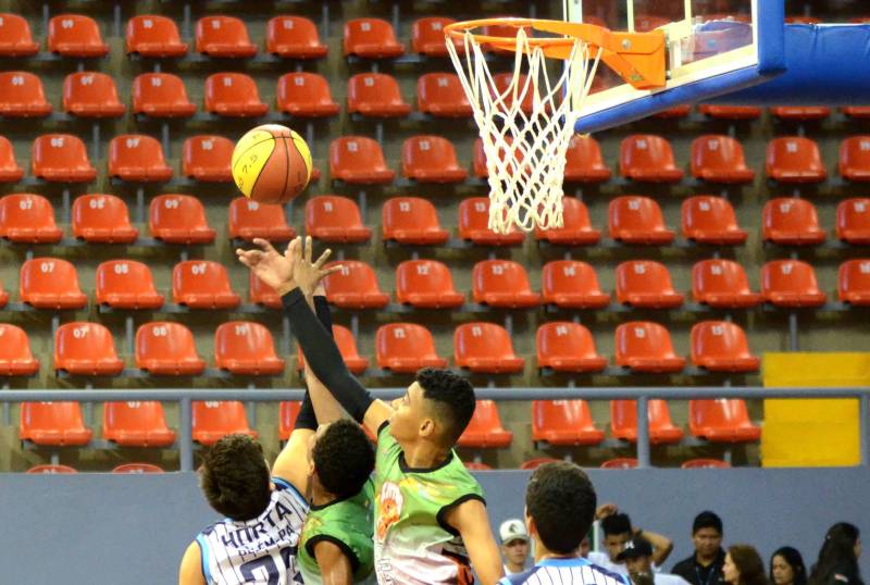 Em sua 60ª edição, os Jogos Estudantis Paraenses (JEPs) definiu a equipes que vão representar o Estado do Pará na etapa nacional, em Manaus (AM), de 19 a 23 de setembro. Das partidas realizadas neste sábado (23), pela etapa estadual, na Arena Guilerme Paraense - o Mangueirinho, foram premiados quatro times das modalidades de Basquete, Volei, Handebol e Futsal, na categoria "A" (de 12 a 14 anos).
FOTO: FERNANDO NOBRE / ASCOM SEDUC
DATA: 23.06.2018
BELÉM - PARÁ <div class='credito_fotos'>Foto: FERNANDO NOBRE/ASCOM SEDUC | <a href='/midias/2018/originais/44ae3561-b129-43e0-8936-adef5702228a.jpg' download><i class='fa-solid fa-download'></i> Download</a></div>