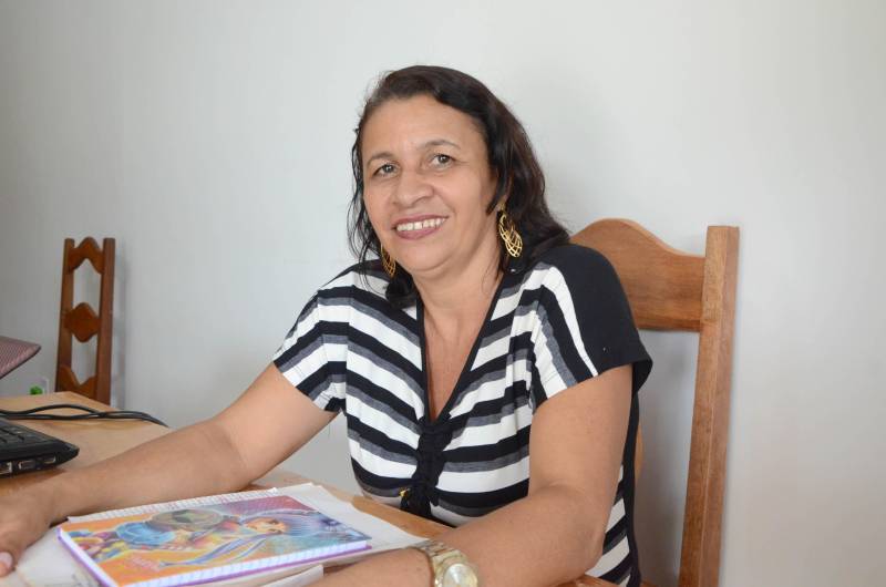 Estudantes da vila Enche Concha, no município de Cachoeira do Piriá, a 250 km de Belém, assistiram pela primeira vez, na última quarta-feira (14), à aula do Sistema Educacional Interativo (SEI), que a Secretaria de Estado de Educação (Seduc) está implantando para ampliar o ensino médio em localidades de difícil acesso no interior. Na foto, a professora Antônia Freitas, diretora da Escola Municipal de Ensino Fundamental Antenor Oliveira.
FOTO: RAI PONTES / ASCOM SEDUC
DATA: 14.03.2018
CACHOEIRA DO PIRIÁ - PARÁ <div class='credito_fotos'>Foto: Rai Pontes/Ascom Seduc | <a href='/midias/2018/originais/44b415e2-4a24-4061-abb7-601206f17390.jpg' download><i class='fa-solid fa-download'></i> Download</a></div>