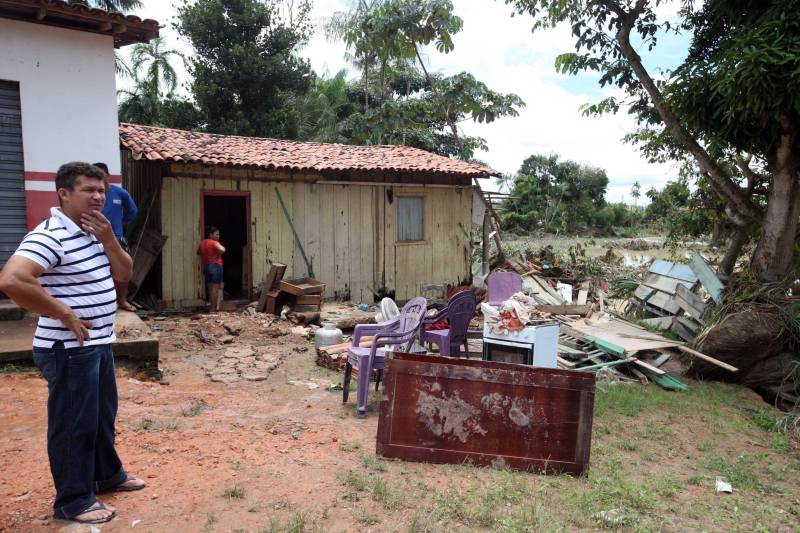 O Governador do Pará, Simão Jatene, esteve durante esta sexta-feira (13) no município de Paragominas. Além de visitar as áreas afetadas pela enxurrada que ocorreu na madrugada da quinta-feira (12), ele conversou com moradores atingidos, reuniu com autoridades municipais, secretários de estado, com o Corpo de Bombeiros e a Defesa Civil para traçar as metas e ações a serem cumpridas para restabelecer a normalidade na cidade. A forte enxurrada, que durou toda a madrugada, alagou cerca de 40% da cidade e atingiu 350 famílias. Até o momento, 13 locais foram adequados para funcionar como abrigo, entre escolas, associações, ginásios, entre outros, para receber desabrigados e desalojados.

FOTO: SIDNEY OLIVEIRA / AG. PARÁ
DATA: 13.04.2018
PARAGOMINAS - PARÁ <div class='credito_fotos'>Foto: Sidney Oliveira/Ag. Pará   |   <a href='/midias/2018/originais/44c0416c-2be7-47df-b512-b3ac78fcd9a6.jpg' download><i class='fa-solid fa-download'></i> Download</a></div>
