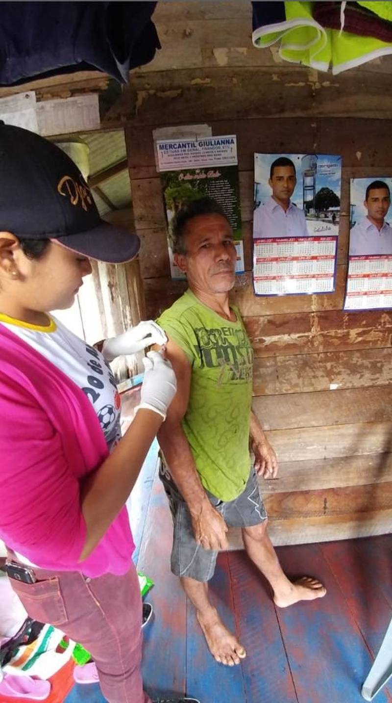 A Secretaria de Estado de Saúde Pública (Sespa), em conjunto com a Agência de Defesa Agropecuária do Estado do Pará (Adepara) e Ministério da Saúde, realiza o trabalho de investigação e prevenção da raiva humana no município de Melgaço, no Arquipélago do Marajó. As ações se concentram na localidade de Rio Laguna, a cerca de 70 quilômetros de Melgaço, onde residem aproximadamente mil pessoas. A Sespa emitiu um Alerta Epidemiológico, que foi divulgado e enviado aos 13 Centros Regionais de Saúde. Segundo o alerta, “é preciso identificar precocemente a existência de agressões por morcegos hematófagos em humanos ou em animais no peridomicílio (área externa da moradia) com vistas à adoção, em tempo hábil, das medidas de controle pertinentes, tais como controle de quirópteros (morcegos), profilaxia da raiva humana e bloqueio animal”. Na foto, ação da Sespa vacina população local.
FOTO: ASCOM / SESPA
DATA: 17.05.2018
RIO LAGUNA - PARÁ <div class='credito_fotos'>Foto: ASCOM SESPA | <a href='/midias/2018/originais/44c2c4cf-68c8-47e7-8511-1a33ddff053f.jpg' download><i class='fa-solid fa-download'></i> Download</a></div>