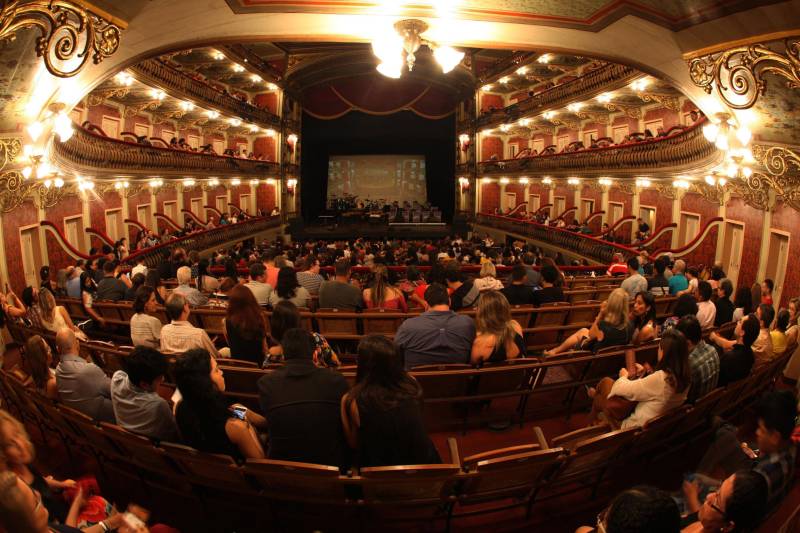 Os sons tradicionais de ritmos da Amazônia se misturaram com arranjos jazzísticos na noite de quinta-feira (15), no concerto “Celebrando o Theatro da Paz e Waldemar Henrique”, realizado pela Amazônia Jazz Band para comemorar os 140 anos do teatro e os 113 anos do maestro paraense, um dos mais importantes do país. Com a regência do maestro Nelson Neves, a noite teve uma convidada especial que encantou a plateia com seu tom de voz, a cantora Simone Almeida. O evento foi uma realização do Governo do Estado do Pará, por meio da Secretaria de Estado de Cultura (Secult) e da Academia Paraense de Música (APM). Para começar o espetáculo, “Foi Boto, Sinhá”, composição de Waldeco - como é carinhosamente chamado o regente e compositor - com arranjo de Tynnoko Costa, já arrebatou o público: sons de pássaros, barulhos de folhagens em movimento, de água. Um pouco da floresta era possível ouvir, de forma instrumental, em excelente execução dos músicos da big band. Logo depois, uma composição norte-americana deu o tom da noite de gala. Com sonoridade marcante, “The Phat Pack”, de Gordon Goodwin, mostrou como o jazz clássico pode combinar com a sonoridade da nossa região.

FOTO: CARLOS SODRÉ / AG PARÁ
DATA: 16.02.2018
BELÉM - PARÁ <div class='credito_fotos'>Foto: CARLOS SODRÉ / AG. PARÁ    |   <a href='/midias/2018/originais/44c9f8bb-99d6-4a89-9ca5-62be2f116c69.jpg' download><i class='fa-solid fa-download'></i> Download</a></div>