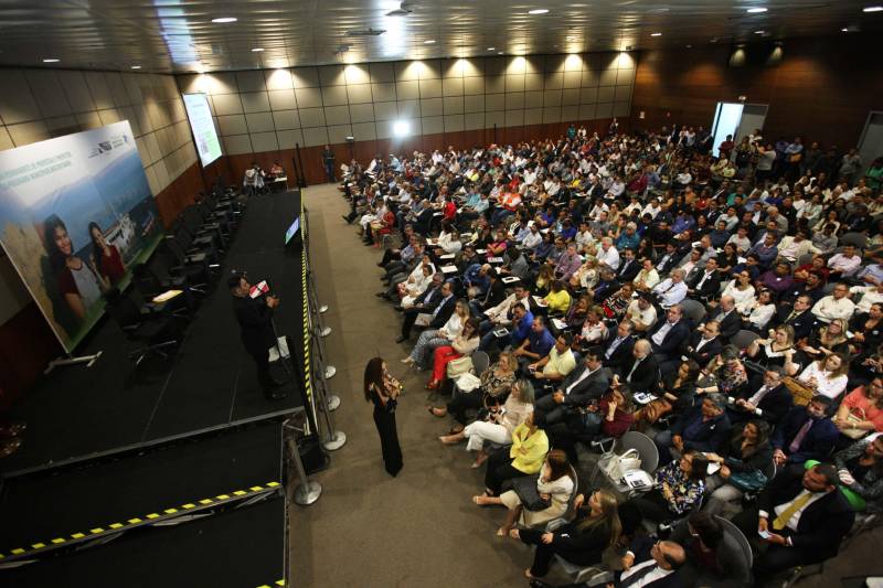 Cento e quarenta e um gestores municipais que aderiram ao Programa Municípios Sustentáveis participam da terceira reunião do Fórum Permanente de Prefeitas e Prefeitos dos Municípios Sustentáveis. O evento começou na manhã desta quarta-feira (7), no auditório do Hangar Convenções e Feiras da Amazônia. A programação segue até esta quinta-feira (8). Com o tema “Gestão Compartilhada”, o evento traz as experiências e os desdobramentos das agendas governamentais que foram planejadas em parceria com as gestões municipais. Durante o encontro também está sendo apresentado o balanço das ações e resultados do Programa Municípios Sustentáveis (PMS), da Secretaria Extraordinária de Municípios Sustentáveis (Semsu), que propõe a sustentabilidade dos municípios em âmbito global, a gestão e ajuste fiscal, até as grandes obras de infraestrutura. Os projetos respeitam a realidade e peculiaridades de cada território, com ações ancoradas nos planos governamentais Pará 2030, Pará Ambiental e Pará Social.

FOTO: SIDNEY OLIVEIRA / AG PARÁ
DATA: 07.02.2018
BELÉM - PARÁ <div class='credito_fotos'>Foto: Sidney Oliveira/Ag. Pará   |   <a href='/midias/2018/originais/44cac1d2-aa21-468d-97b8-f5cd16fa3950.jpg' download><i class='fa-solid fa-download'></i> Download</a></div>