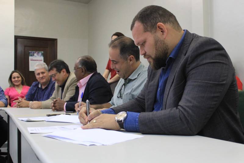 O superintendente do sistema penitenciário do Pará (Susipe), Michell Durans, assinou na manhã desta sexta-feira (21) um termo de cooperação técnica com o objetivo de executar ações conjuntas, voltadas ao desenvolvimento da produção, distribuição e consumo de frutas cítricas no Pará, com o uso da mão de obra carcerária na fazenda do Grupo Citropar Agropecuária, localizada no município de Capitão Poço, nordeste paraense. Além do Grupo Citropar, o termo foi assinado (foto) com a Secretaria de Estado de Desenvolvimento Agropecuário e da Pesca (Sedap), Agência de Defesa Agropecuária do Estado do Pará (Adepará), Superintendência Federal de Agricultura, Pecuária e Abastecimento no Estado do Pará (SFA/PA), Instituto Nacional de Metrologia (Inmet) e Serviço Nacional de Aprendizagem Rural (Senar).

FOTO: VELOSO JÚNIOR / ASCOM SUSIPE
DATA: 24.12.2018
BELÉM - PARÁ <div class='credito_fotos'>Foto: Veloso Junior / Ascom Susipe   |   <a href='/midias/2018/originais/44cb7e0e-f6b6-4605-9fa7-1f1f1308fbbe.jpg' download><i class='fa-solid fa-download'></i> Download</a></div>