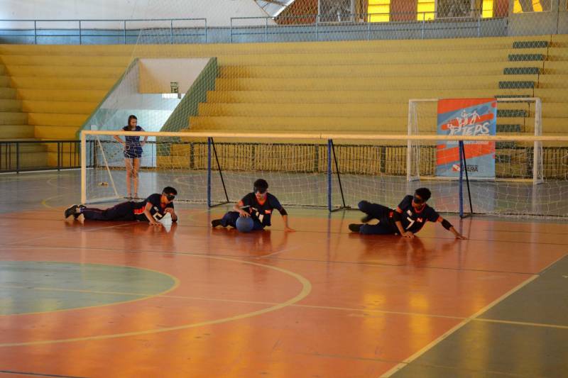 A Secretaria de Estado de Educação (Seduc), por meio do Núcleo de Esporte e Lazer (NEL), promove oficinas de capacitação destinada a professores e técnicos das escolas dos municípios participantes da XI edição dos Jogos Paralímpicos Escolares Paraenses, visando destacar a importância do incentivo à prática de esportes por pessoas com deficiência (PcD). As oficinas ocorrem paralelamente à competição, que será encerrada nesta sexta-feira (29), em Marabá, no sudeste do Estado, com disputas nas modalidades atletismo, bocha e natação. No Ginásio Renato Veloso ocorreu a oficina de goaball (foto), único esporte criado exclusivamente para deficientes visuais. A modalidade esportiva, que foi implantada de forma pioneira no Estado para ser praticado por estudantes da Unidade de Ensino Especializada Álvares de Azevedo, está sendo levada a outros municípios paraenses.
FOTO: FERNANDO NOBRE / ASCOM SEDUC
DATA: 29.06.2018
MARABÁ - PARÁ <div class='credito_fotos'>Foto: FERNANDO NOBRE/ASCOM SEDUC | <a href='/midias/2018/originais/44d80f28-cef6-4e39-8cd0-29a0782ae7e9.jpg' download><i class='fa-solid fa-download'></i> Download</a></div>