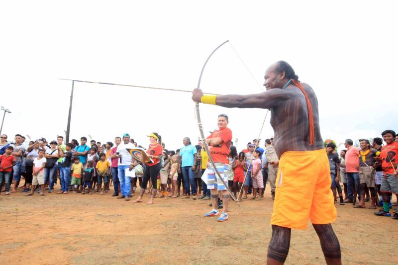 O que na aldeia é uma ferramenta de caça, na Semana dos Povos Indígenas vira uma das modalidades esportivas mais aguardadas. A competição de arco e flecha (foto) levou ao Estádio Municipal Turcão, no centro de São Félix do Xingu, município do sudeste do Pará, um dos símbolos da cultura dessas comunidades. Entre índios jovens, que saem na floresta à procura de comida, aos velhos caciques, que chefiam as aldeias, 15 participaram da competição, exibindo precisão e habilidade. Para eles, mais importante do que competir é poder estar a lado dos irmãos, que vêm de diversas partes do País para o evento. Um deles é Paulinho Juruna, 33 anos, que saiu do Estado do Mato Grosso e viajou por quase dois dias para participar da semana em São Félix. “Nosso povo veio com muita alegria ao Pará. A gente nunca tinha estado aqui. Temos gratidão com a Prefeitura de São Félix pelo convite. Agora, posso mostrar minha habilidade com o arco e flecha aos parentes Kayapó da região. E, quem sabe, aprender com eles”, disse Paulinho Juruna, acrescentando que “usamos a flecha basicamente para caçar. Mais para a pesca. É como se fosse o anzol de vocês”.
FOTO: RODOLFO OLIVEIRA / AG. PARÁ
DATA: 17.04.2018
SÃO FÉLIX DO XINGU - PARÁ <div class='credito_fotos'>Foto: Rodolfo Oliveira/Ag. Pará | <a href='/midias/2018/originais/44d835e1-e293-4dcd-8ae6-1bd3b11d61b5.jpg' download><i class='fa-solid fa-download'></i> Download</a></div>