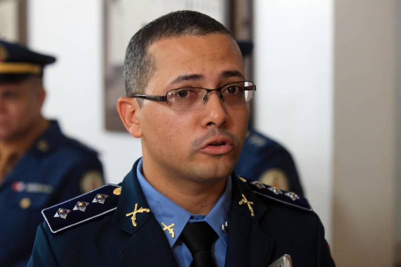 A Secretaria de Estado de Segurança Pública e Defesa Social (Segup), por meio do Instituto de Ensino de Segurança Pública (Iesp), realizou, nesta quarta-feira, 28, no auditório do Ciaba, as formaturas das turmas do Curso Superior de Polícia e Bombeiro Militar CSPBM/2018- Especialização em Gestão Estratégica e Defesa Social e dos cursos de Aperfeiçoamento de Oficiais- CAO/2018 da Polícia Militar do Pará e do Corpo de Bombeiros Militar do Pará- Especialização em Defesa Social em Cidadania. Com média final de 9,27, o primeiro lugar no curso de aperfeiçoamento de oficiais foi de Weverson Hermínio, 32 anos (foto), 10 anos de PM. 

FOTO: SIDNEY OLIVEIRA / AG. PARÁ
DATA: 28.11.2018
BELÉM - PARÁ <div class='credito_fotos'>Foto: Sidney Oliveira/Ag. Pará   |   <a href='/midias/2018/originais/44eb4eee-e5f8-4169-96f2-aa70527987fe.jpg' download><i class='fa-solid fa-download'></i> Download</a></div>