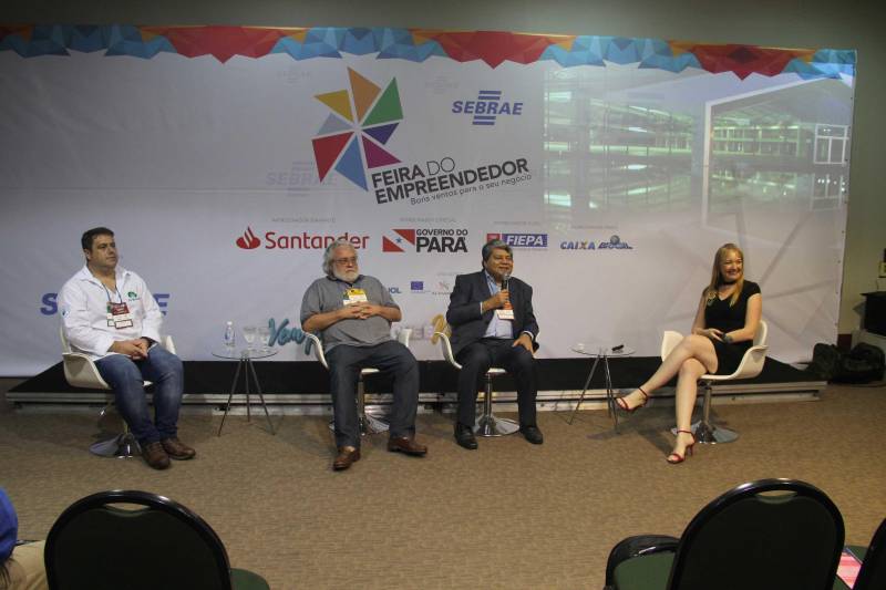 A Secretaria de Estado de Turismo (Setur) atua em várias frentes apoiando a obtenção do selo de Indicação Geográfica no Instituto Nacional da Propriedade Industrial (Inpi) de alguns produtos do estado, como por exemplo, a farinha de Bragança, o queijo do Marajó, o cacau de Tomé-Açu, dentre outros. A importância do selo foi tema de workshop realizado nesta sexta-feira, 18, durante a Feira do Empreendedor, no Hangar – Convenções e Feiras da Amazônia, que possibilitou a troca de experiência entre profissionais de outros estados com produtores paraenses. Para Mônica Cardoso, ex-secretária de Turismo de Tiradentes (MG), cidade que é considerada um case de sucesso no Brasil, “não há dúvida de que o festival de gastronomia foi fundamental para o despertar do turismo em Tiradentes”. Já o consultor da empresa Inovates (ES), Anselmo Buss, destacou a farinha de Bragança, no nordeste do Pará. “Uma IG (Indicação Geográfica) que estamos apoiando. Essa ferramenta bem trabalhada pode agregar valor, proteger o território e gerar desenvolvimento. A IG ocorre quando um território fica conhecido por um produto ou serviço. O Brasil reconhece ambos em lei. Uma IG não se cria, se reconhece”, explicou.
FOTO: ASCOM / SETUR
DATA: 19.05.2018
BELÉM - PARÁ <div class='credito_fotos'>Foto: ASCOM SETUR | <a href='/midias/2018/originais/44f45c8e-0a77-4771-875c-de1cc4e9546a.jpg' download><i class='fa-solid fa-download'></i> Download</a></div>