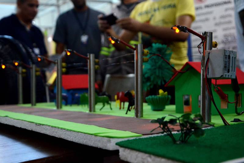 O século XXI clama por atitudes sustentáveis, e os professores e alunos do curso Técnico em Informática e Meio Ambiente, da Escola Técnica Albertina Leitão, de Santa Izabel do Pará, na Região Metropolitana de Belém, estão dispostos a desenvolver atitudes voltadas à sustentabilidade. Eles apresentaram dois projetos (foto) na quarta-feira (06), no estande da Secretaria de Estado de Educação (Seduc) na Feira Pan-Amazônica do Livro, que ocorre no Hangar, em Belém, até o próximo domingo (10). A maquete de produção de energia eólica e os produtos de limpeza ecológicos cheiros e essências do Pará atraíram muitos visitantes. Segundo o professor de Meio Ambiente Ray Fran Pires, a maquete que gera energia elétrica com a força do vento é uma solução simples de geração limpa e renovável de energia, que não polui e nem exaure a natureza.
FOTO: FERNANDO NOBRE / ASCOM SEDUC
DATA: 07.06.2018
BELÉM - PARÁ <div class='credito_fotos'>Foto: FERNANDO NOBRE/ASCOM SEDUC | <a href='/midias/2018/originais/44fef7d0-b969-441a-beab-9bd5800b4c42.jpg' download><i class='fa-solid fa-download'></i> Download</a></div>