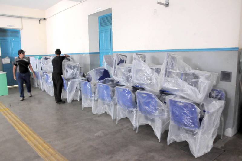 A Secretaria Estadual de Educação (Seduc) entregou, na manhã desta quarta-feira (16), 530 carteiras em Belém e Altamira. Foram novas entregas de um lote de 20 mil unidades que a Seduc adquiriu no início do ano. Desde março, já foram entregues mais de 15 mil carteiras. Nesta quarta-feira foram beneficiadas, em Belém, as escolas “Alexandre Zacarias de Assunção”; “XV de Outubro” e o Centro Comunitário “Bira Barbosa”; cada uma recebeu 40 unidades. As outras escolas atendidas na capital foram “Paes de Carvalho" (foto), “David Salomão Mufarrej”, “Santa Maria de Belém”; “Pedro Amazonas Pedroso” e a “Professora Anésia”; que juntas receberam 210 carteiras. Na Escola Paes de Carvalho, no bairro da Campina, onde estudam dois mil alunos, a diretora Amália Cavalcante recebeu os equipamentos. Ela disse que as novas carteiras contribuem para o melhor funcionamento da escola, garantindo mais conforto aos alunos. Para melhorar o grau de conservação do mobiliário da escola, a unidade de ensino desenvolve uma campanha de conscientização do uso e preservação do patrimônio público.
FOTO: FERNANDO NOBRE / ASCOM SEDUC
DATA: 16.05.2018
BELÉM - PARÁ <div class='credito_fotos'>Foto: FERNANDO NOBRE/ASCOM SEDUC | <a href='/midias/2018/originais/4505b876-caa8-4243-a05c-b6d0006260d4.jpg' download><i class='fa-solid fa-download'></i> Download</a></div>