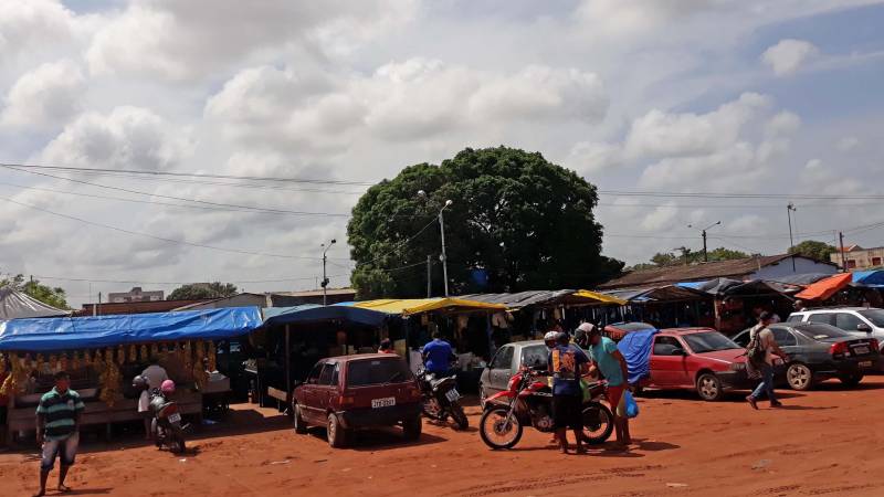 Um sonho de 25 anos virou realidade nesse sábado (29). O Governo do Estado, por meio da Companhia de Habitação do Pará (Cohab), repassou à Associação de Produtores Rurais de Santarém (Aprusan) a cessão da área onde funciona, atualmente, a "Feira da Cohab", localizada no município de Santarém, na região Oeste. Com esta decisão, a entidade terá condições de pleitear investimentos futuros, junto a órgãos municipais, estaduais ou federais para melhorar as condições de infraestrutura e de trabalho dos produtores, além de ofertar mais conforto a consumidores.

FOTO: ASCOM / CRGBA
DATA: 30.12.2018
SANTARÉM - PARÁ <div class='credito_fotos'>Foto: SAMUEL ALVARENGA / ASCOM CRGBA   |   <a href='/midias/2018/originais/450741ff-185e-474c-8991-96e85dbdaec4.jpg' download><i class='fa-solid fa-download'></i> Download</a></div>
