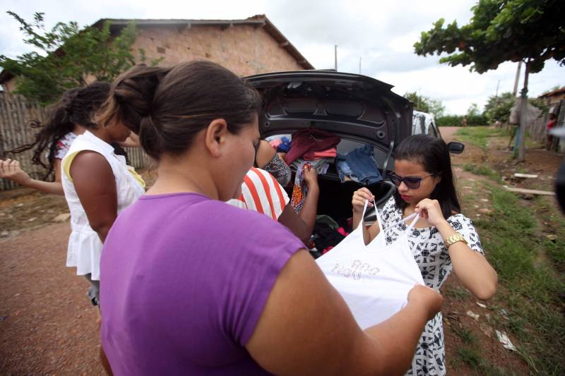 Passados dois dias da enxurrada que destruiu casas e obrigou pessoas a saírem de seus locais de moradia em Paragominas, Governo do Estado e Prefeitura continuam os trabalhos para atender as famílias afetadas, reconstruir o que ficou destruído e restabelecer a situação de normalidade no município. Desde a manhã da última quinta-feira (12), equipes da Defesa Civil intensificam as ações nos bairros atingidos.
FOTO: SIDNEY OLIVEIRA / AG. PARÁ
DATA: 14.04.2018
PARAGOMINAS - PARÁ <div class='credito_fotos'>Foto: Sidney Oliveira/Ag. Pará | <a href='/midias/2018/originais/450a8e99-0679-4601-badc-49ae00e5e37d.jpg' download><i class='fa-solid fa-download'></i> Download</a></div>