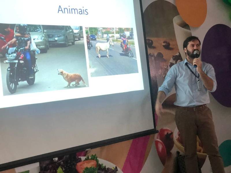 Acidente de trânsito também pode ser considerado como de trabalho. Por isso, cada vez mais as empresas vêm investindo em atividades educativas que visam conscientizar os empregados e solicitam ao Departamento de Trânsito do Pará (Detran) a execução de ações de sensibilização dos funcionários, como palestras, demonstrações do uso do etilômetro, exibição de vídeos, entre outras. Somente este ano, cerca de 1.240 trabalhadores participaram do projeto denominado Detran nas Empresas, desenvolvido pela Coordenadoria de Educação da autarquia. O objetivo é levar às corporações públicas ou privadas ações que visam construir um novo conceito de segurança no trânsito. Na foto, o instrutor e Mestre em Antropologia, Cristóvão Simões.

FOTO: ASCOM / DETRAN
DATA: 07.12.2018
BELÉM - PARÁ <div class='credito_fotos'>Foto: ASCOM DETRAN   |   <a href='/midias/2018/originais/4510172b-7767-475d-bf04-e23bead765e2.jpg' download><i class='fa-solid fa-download'></i> Download</a></div>