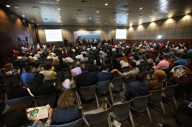 O primeiro dia do Fórum Permanente de Prefeitas e Prefeitos dos Municípios Sustentáveis contou com a participação de 85 prefeitos , 17 vices e 21 secretários municipais dos 141 municípios manifestaram interesse em adotar as diretrizes do programa. Para o governador Simão Jatene (foto), esta grande participação simboliza a união de agentes públicos que colocaram os interesses coletivos acima dos interesses individuais para construir um estado melhor para todos. Com o tema “Gestão Compartilhada”, o evento traz as experiências e os desdobramentos das agendas governamentais que foram planejadas em parceria com as gestões municipais. Através da Secretaria Extraordinária de Municípios Sustentáveis (Semsu) Governo do Pará, por meio da Semsu, investe na capacitação dos municípios para a promoção de uma gestão fiscal eficiente. Para Izabela Jatene, este primeiro dia serviu para sinalizar o quanto os gestores estão preocupados com o equilíbrio da questão fiscal dos municípios e em desenvolver uma governança compartilhada para desenvolver seus municípios.
FOTO: ANTÔNIO SILVA / AG. PARÁ
DATA: 07.02.2018
BELÉM - PARÁ <div class='credito_fotos'>Foto: Antônio Silva/Ag. Pará | <a href='/midias/2018/originais/4512964b-87fe-4f56-b33e-1c3d7dc77098.jpg' download><i class='fa-solid fa-download'></i> Download</a></div>