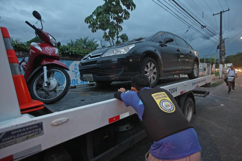 A Polícia Militar e agentes de Departamento de Trânsito do Pará (Detran) realizaram a Operação “Ônibus Seguro” no final a tarde desta terça-feira (08), na avenida Pedro Álvares Cabral. 

FOTO: CARLOS SODRÉ / AG. PARÁ
DATA: 08.05.2018
BELÉM - PARÁ <div class='credito_fotos'>Foto: CARLOS SODRÉ / AG. PARÁ    |   <a href='/midias/2018/originais/451b9f6f-3370-45c7-8a1c-ce7d989b15c3.jpg' download><i class='fa-solid fa-download'></i> Download</a></div>