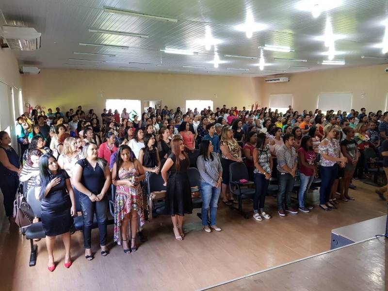 Mais de 300 servidores da Prefeitura Municipal de Marituba receberam (foto) na quarta-feira (20), a certificação dos cursos “Planejamento participativo na Escola”, “Coaching no Serviço Público” e “Cuidador de Alunos com Necessidades Especiais” promovidos pela Escola de Governança do Estado do Pará (EGPA).
FOTO: ASCOM / EGPA
DATA: 21.06.2018
BELÉM - PARÁ <div class='credito_fotos'>Foto: ASCOM EGPA | <a href='/midias/2018/originais/451f7e35-6f0b-44ce-825f-9f1d2cb74e39.jpg' download><i class='fa-solid fa-download'></i> Download</a></div>
