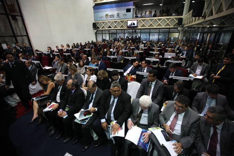 O governador Simão Jatene entregou, na manhã desta terça-feira (6), a "Mensagem Governamental do Pará à Assembleia Legislativa 2018", em sessão especial que abriu os trabalhos da Casa no exercício 2018. A leitura do documento destacou os principais resultados alcançados pelo governo no ano anterior e fez prognósticos de obras e serviços previstos para este ano.
FOTO: ANTONIO SILVA / AG. PARÁ
DATA: 06.02.2018
BELÉM - PARÁ <div class='credito_fotos'>Foto: Antônio Silva/Ag. Pará | <a href='/midias/2018/originais/452a30b7-2571-42d2-992d-a0a04eb4e383.jpg' download><i class='fa-solid fa-download'></i> Download</a></div>
