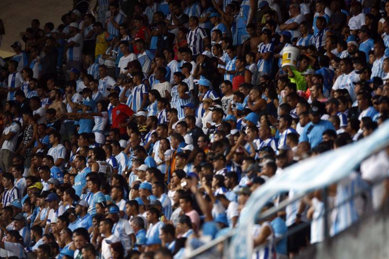 O Clube do Remo venceu o Paysandu por 2 a 1 na tarde deste domingo, partida realizada no Estádio Mangueirão, e largou na frente pelo título do Campeonato Paraense de 2018.
FOTO: THIAGO GOMES / AG. PARÁ
DATA: 01.04.2018
BELÉM - PARÁ <div class='credito_fotos'>Foto: Thiago Gomes /Ag. Pará | <a href='/midias/2018/originais/453b2c6f-2f6c-4283-8cc1-df7308b5d0bb.jpg' download><i class='fa-solid fa-download'></i> Download</a></div>