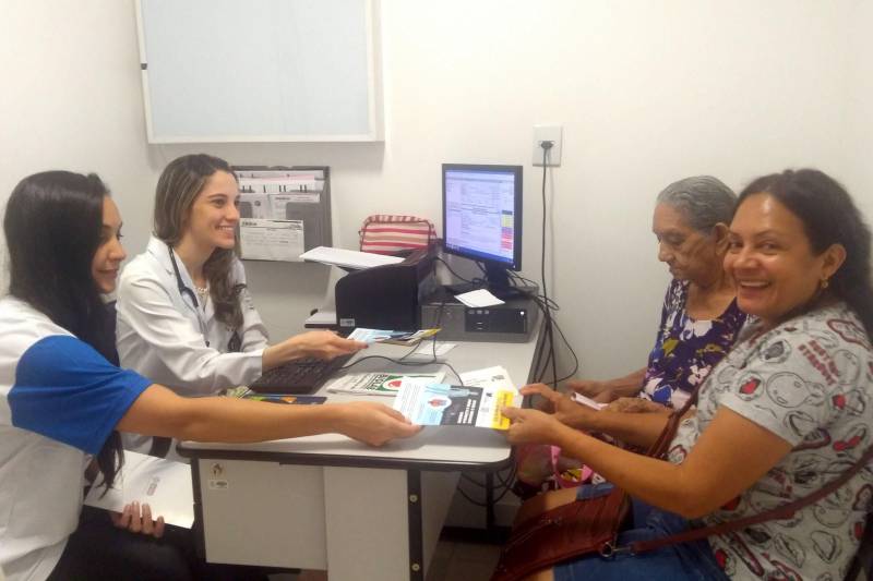 Nesta sexta-feira, 25, comemora-se o Dia Internacional da Tireoide para a maior conscientização sobre os distúrbios dessa glândula que fica na parte anterior pescoço e atinge 60% da população, sendo que o sexo feminino é o mais afetado com casos de nódulos. Referência na assistência em endocrinologia do Pará, o Hospital Jean Bitar aderiu à campanha nacional realizada pela Sociedade Brasileira de endocrinologia e Metabologia (SBEM) que tem como tema este ano. A endocrinologista do HJB, Camila Abdon (2ª e/d)), recomenda que, “ao perceber alguma alteração no pescoço, a pessoa deve procurar especialista para avaliação e diagnóstico”. 

FOTO: ASCOM / HJB
DATA: 24.05.2018
BELÉM - PARÁ <div class='credito_fotos'>Foto: ASCOM HJB   |   <a href='/midias/2018/originais/45445b38-3e22-49f0-81d2-2880c3e36543.jpg' download><i class='fa-solid fa-download'></i> Download</a></div>