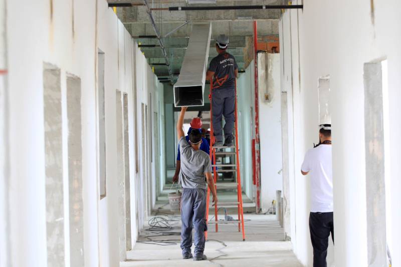 Em Castanhal, o Hospital Regional do município é outro que o Governo do Estado vai entregar até o final de 2018. Terá 179 leitos, sendo 40 de Unidades de Tratamento Intensivo - 20 adulta e 20 pediátrica; um Centro Cirúrgico com seis salas; serviços de urgência e emergência; radioterapia, quimioterapia e hemodiálise.
FOTO: SIDNEY OLIVEIRA / AG. PARÁ
DATA: 18.10.2018
CASTANHAL - PARÁ <div class='credito_fotos'>Foto: Sidney Oliveira/Ag. Pará | <a href='/midias/2018/originais/45450d86-6e85-429d-9a86-71015621ce6c.jpg' download><i class='fa-solid fa-download'></i> Download</a></div>