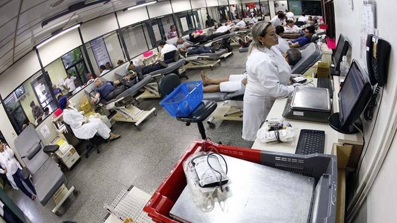 “Seja solidário. Doe sangue. Compartilhe vida”. É o tema da campanha comemorativa ao Dia Mundial do Doador de Sangue, festejado nesta quinta-feira, 14. O Pará adere ao movimento mundial, por meio da Fundação Centro de Hemoterapia e Hematologia do Pará (Hemopa), ao promover ações de incentivo à doação de sangue e chamar atenção da população sobre a importância da participação no processo que multiplica vidas. No Estado são cerca de 100 mil coletas, anualmente. A campanha da Organização Pan-Americana da Saúde/Organização Mundial da Saúde (OPAS/OMS) alerta para conscientização dos candidatos potencialmente doadores à necessidade de mais doações voluntárias e regulares para assegurar o atendimento da demanda transfusional com qualidade e segurança.

FOTO: ASCOM / HEMOPA
DATA: 14.06.2018
BELÉM - PARÁ <div class='credito_fotos'>Foto: Ascom Hemopa   |   <a href='/midias/2018/originais/45468925-bee0-4b1a-b71c-aa47ba92fc79.jpg' download><i class='fa-solid fa-download'></i> Download</a></div>
