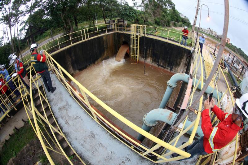 A Secretaria de Estado de Meio Ambiente e Sustentabilidade (Semas) notificou oficialmente a Hydro, na tarde desta terça-feira (27), por conta do não cumprimento do prazo de 48 horas dado na sexta-feira (23) pelo governo para que a empresa reduzisse os níveis das bacias de resíduos ao nível de, pelo menos, um metro, conforme determina a legislação ambiental. A notificação foi entregue por técnicos da Semas na sede da refinaria, em Barcarena, a 112 quilômetros de Belém. A determinação é que a produção seja reduzida pela metade.
FOTO: THIAGO GOMES / AG PARÁ
DATA: 27.02.2018
BARCARENA - PARÁ <div class='credito_fotos'>Foto: Thiago Gomes /Ag. Pará | <a href='/midias/2018/originais/454a2e9a-56a0-48c4-931c-67d0fac30b5e.jpg' download><i class='fa-solid fa-download'></i> Download</a></div>