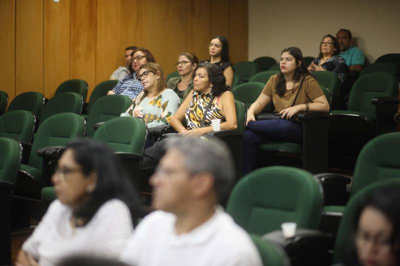 Destinado a atender o micro e o pequeno empreendedor paraense, o CredCidadão, programa de microcrédito do Governo do Estado, foi tema do 53º Café com Planejamento, realizado na manhã desta quinta-feira (28), pela Secretaria de Estado de Planejamento (Seplan). A iniciativa do Governo do Estado visa proporcionar crédito acessível e adequado a criação, crescimento e consolidação de empreendimentos formais e informais. Segundo Brenda Maradei, coordenadora setorial de proteção e desenvolvimento social da diretoria de planejamento da Seplan, o microcrédito é “uma ferramenta de política social, no combate à pobreza e à geração de emprego e renda, voltado para a parcela da população excluída do mercado de trabalho”.
FOTO: THIAGO GOMES / AG. PARÁ
DATA: 28.06.2018
BELÉM - PARÁ <div class='credito_fotos'>Foto: Thiago Gomes /Ag. Pará | <a href='/midias/2018/originais/45517f20-045e-4715-a319-1bfd3d3ffea1.jpg' download><i class='fa-solid fa-download'></i> Download</a></div>