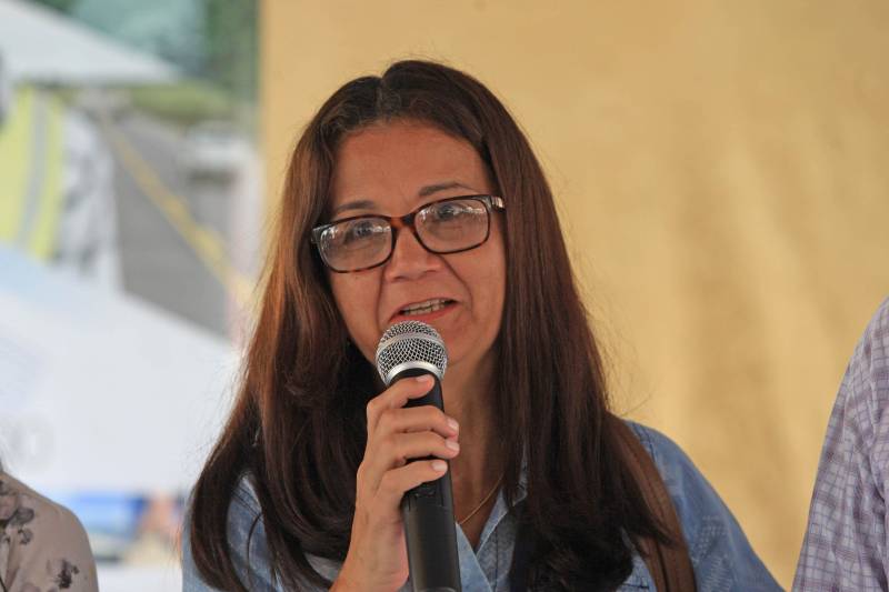Fica no Pará a cidade que é conhecida como a capital mundial do açaí. Igarapé-Miri, no Baixo Tocantins, localizada a cerca de 78 quilômetros de Belém, respira e vive do fruto que está na mesa do paraense há gerações. Com o desafio de transformar essa meca da produção açaizeira em uma potência industrial, o governo do Estado colocou o município na rota da Caravana Pará 2030, para apresentar aos empresários e produtores locais os benefícios de fazer parte do programa que traça novos horizontes e mercados para o açaí nosso de todo dia. Na última passagem da caravana por Igarapé-Miri, no mês passado, pelo menos sete empresas que hoje extraem a polpa do açaí buscaram informações junto à Secretaria de Estado de Desenvolvimento Econômico, Mineração e Energia (Sedeme) para saber mais sobre o programa de incentivos fiscais cujo objetivo é estimular a verticalização da produção. No município, três já são incentivadas: Amazon Palmitos Ltda., Nutrilatino Indústria e Comércio de Exportação e Importação Ltda. e Bony Açaí. As empresas que aderem ao programa recebem incentivo fiscal de até 95% e, em contrapartida, se comprometem a colocar no mercado produtos de maior valor agregado. “Precisamos deixar de ser um Estado meramente exportador de açaí in natura ou em polpa para nos tornarmos também um expoente na indústria. Hoje, grande parte do nosso fruto sai do Pará para ser industrializado em outros Estados. Ao trazer esse processo para cá, estaremos gerando empregos locais e promovendo o desenvolvimento”, defende o titular da Sedeme, Adnan Demachki. Na foto, a secretária operacional da Comissão da Política de Incentivos da Sedeme, Marília Amorim.
FOTO: RODOLFO OLIVEIRA / AG. PARÁ
DATA: 16.03.2018
IGARAPÉ - MIRI - PARÁ <div class='credito_fotos'>Foto: Rodolfo Oliveira/Ag. Pará | <a href='/midias/2018/originais/4551bfb2-4103-47bd-b821-fe83355c7af8.jpg' download><i class='fa-solid fa-download'></i> Download</a></div>