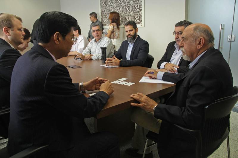 O presidente da China Brazil New Energy Environment International Investment (CBSteel), Zhang Shengsheng (e), declarou ao governador do Pará, Simão Jatene (d), e ao secretário estadual de Desenvolvimento Econômico, Adnan Demachki, em reunião no Palácio do Governo, neste sábado, 24, que tem interesse em investir no Pará nas áreas de mineração, agronegócio e turismo. Shengsheng, liderou uma comitiva do Grupo CBSteel, que foi ao Palácio do Governo, em Belém, conversar com Jatene. O governador Simão Jatene disse que o Estado está disposto a negociar com a empresa, desde que a parceria resulte em vantagens socioeconômicas para a população paraense, sem deixar de ser lucrativa aos chineses. ''Queremos que nossos recursos ajudem a desenvolver o Brasil e até outros países, mas é vital que eles contribuam para melhorar a qualidade de vida do povo paraense; esse é o cerne de nossa política de desenvolvimento econômico'', informou o governador Jatene.
FOTO: RODOLFO OLIVEIRA / AG. PARÁ
DATA: 24.05.2018
BELÉM - PARÁ <div class='credito_fotos'>Foto: Rodolfo Oliveira/Ag. Pará | <a href='/midias/2018/originais/45526cab-5389-4614-8693-ef136b4ec9ff.jpg' download><i class='fa-solid fa-download'></i> Download</a></div>