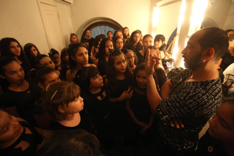 O primeiro dia de apresentações para o público do XXXI Festival Internacional de Música do Pará (Fimupa) encerrou de forma triunfal e da maneira que melhor traduz o festival: com a apresentação da Orquestra Acadêmica desta edição, formada por musicistas paraenses, instrumentistas de diversos países, acadêmicos do curso de graduação em música da Universidade Estadual do Pará e crianças, que iniciaram há pouco tempo os estudos de música no Instituto Estadual Carlos Gomes. Com a mistura do popular com o erudito, o compositor e maestro carioca Tim Rescala levou ao palco a suíte orquestral “Velho Chico”, trilha sonora da novela da Rede Globo, de sua autoria. Eduardo Nascimento (foto), professor dos pequenos, já esperava pela boa resposta do público. “Elas estavam muito excitadas com esse momento que estão passando, muitas nunca tinham nem entrado no Theatro da Paz.
FOTO: MARCELO LELIS / AG. PARÁ
DATA: 03.05.2018
BELÉM - PARÁ <div class='credito_fotos'>Foto: Marcelo Lelis / Ag. Pará | <a href='/midias/2018/originais/45594bd2-f241-4f29-89da-932fd4a95330.jpg' download><i class='fa-solid fa-download'></i> Download</a></div>