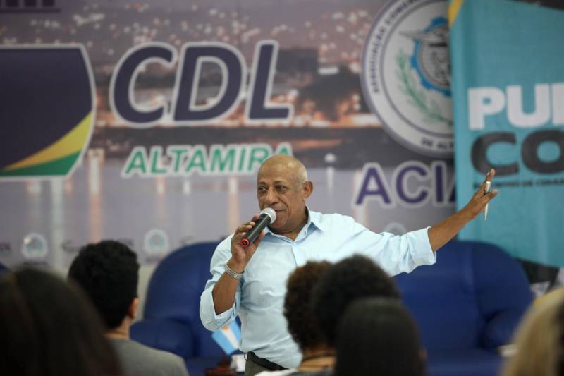 Segundo dia do Encontro de Comunicação do Pará (Publicom), no município de Altamira, nesta sexta-feira, 13, no auditório da Associação Comercial Industrial e Agropastoril (Aciapa). Postura, cuidado com os gestos, expressão corporal, dicção, entonação. Na foto, oficina “Cerimonial e a arte de falar em público” e aprovou todo o conteúdo repassado. A oficina abriu o segundo dia do encontro e foi ministrada pelo cerimonialista do Governo do Estado, Reginaldo Teles.
FOTO: MARCELO LÉLIS / AG. PARÁ
DATA: 13.04.2018
ALTAMIRA - PARÁ <div class='credito_fotos'>Foto: Marcelo Lelis / Ag. Pará | <a href='/midias/2018/originais/455bd310-1abf-4ada-a2c0-3df9e08dbfe4.jpg' download><i class='fa-solid fa-download'></i> Download</a></div>