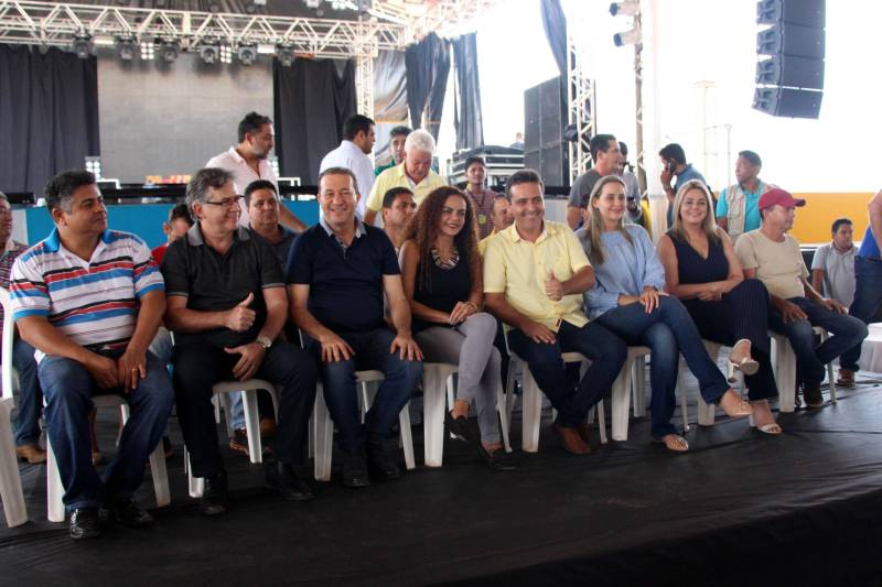 Rio Maria estava já estava em festa pelos 36 anos de emancipação política, comemorados em 13 de maio. Na feira coberta, espaço para grandes eventos, havia palco, praça de alimentação e espaços de entretenimento, e também para a cerimônia de assinatura de convênios entre o Governo do Pará e a Prefeitura.
FOTO: ANTONIO MACEDO / DIVULGAÇÃO
DATA: 12.05.2018
RIO MARIA - PARÁ <div class='credito_fotos'>Foto: ANTONIO MACEDO / DIVULGAÇÃO | <a href='/midias/2018/originais/455e3c12-295b-4217-82ec-233aa6fc499b.jpg' download><i class='fa-solid fa-download'></i> Download</a></div>