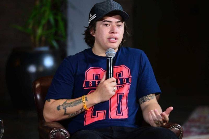 O humorista e youtuber Whindersson Nunes (foto) fará show no próximo domingo (9), no Mangueirinho. A apresentação em Belém do novo stand up “Eita, Casei!” faz parte de uma turnê nacional, e ocorrerá às 19h, na Arena Guilherme Paraense. O espetáculo é inspirado no casamento do artista com a cantora Luísa Sonza, celebrado no início deste ano. Atualmente com mais de 30 milhões de inscritos no canal do Youtube, o piauiense é considerado um fenômeno da internet. Whindersson iniciou a carreira aos 15 anos, compartilhando situações do cotidiano com a família e amigos e desde então não parou.  Hoje, com 23 anos e pouco mais de 4 anos de carreira, ele carrega números expressivos em suas redes sociais.

FOTO: DIVULGAÇÃO
DATA: 05.12.2018
BELÉM - PARÁ <div class='credito_fotos'>Foto: Divulgação   |   <a href='/midias/2018/originais/45619ac4-b866-415b-8624-41abe1eb4d1a.jpg' download><i class='fa-solid fa-download'></i> Download</a></div>