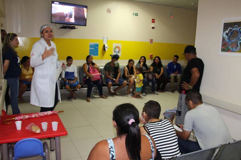 Quando os primeiros chapéus coloridos começaram a surgir e o som dos tambores passou a ecoar pelos corredores do Hospital Oncológico Infantil Octávio Lobo, portas dos quartos começaram a se abrir revelando rostos curiosos para ver que movimento diferente era aquele. Toda aquela animação vinha do Arraial do Pavulagem que, assim como faz em seus cortejos pelas ruas de Belém, literalmente arrastou as crianças e adolescentes em tratamento no Oncológico Infantil, para o tradicional Baile de Carnaval da unidade, que é gerenciada pela Pró-Saúde Associação Beneficente de Assistência Social e Hospitalar, sob contrato de gestão com a Secretaria de Estado de Saúde Pública (Sespa).
FOTO: ASCOM / HOIOL
DATA: 10.02.2018
BELÉM - PARÁ <div class='credito_fotos'>Foto: ASCOM HOIOL | <a href='/midias/2018/originais/456ad936-5d87-4c45-b020-e66a3e905951.jpg' download><i class='fa-solid fa-download'></i> Download</a></div>