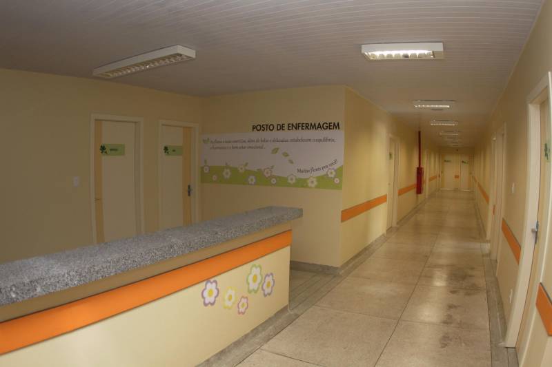 A Pró-Saúde Associação Beneficente de Assistência Social e Hospitalar abriu 322 vagas, em diversas áreas, para contratar a equipe que vai trabalhar no Hospital Materno Infantil, em Barcarena. Todos os cargos possuem disponibilidade para pessoas com deficiência (PCD), observando-se, obrigatoriamente, os critérios descritos em edital, conforme legislação vigente.
FOTO: CRISTINO MARTINS / AG. PARÁ
DATA: 04.01.2018
BARCARENA - PARÁ <div class='credito_fotos'>Foto: Agência Pará | <a href='/midias/2018/originais/457266fa-e57e-4005-835d-7f1cf3f85754.jpg' download><i class='fa-solid fa-download'></i> Download</a></div>