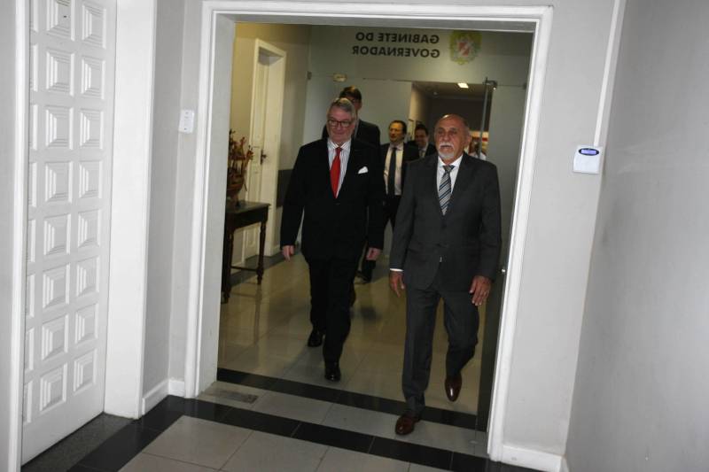 O Pará recebeu, pela segunda vez em menos de um mês, a visita de um representante internacional interessado em investir no estado. Após a visita do embaixador da Hungria, no dia 12 deste mês, foi a vez do embaixador da Bélgica, Dirck Loncke, ser recebido nesta terça-feira, 24, pelo governador Simão Jatene no Palácio dos Despachos.
FOTO: ANTONIO SILVA / AG. PARÁ
DATA: 24.04.2018
BELÉM - PARÁ <div class='credito_fotos'>Foto: Antônio Silva/Ag. Pará | <a href='/midias/2018/originais/457420c9-2ff8-4257-a265-2a71aafaf1b8.jpg' download><i class='fa-solid fa-download'></i> Download</a></div>