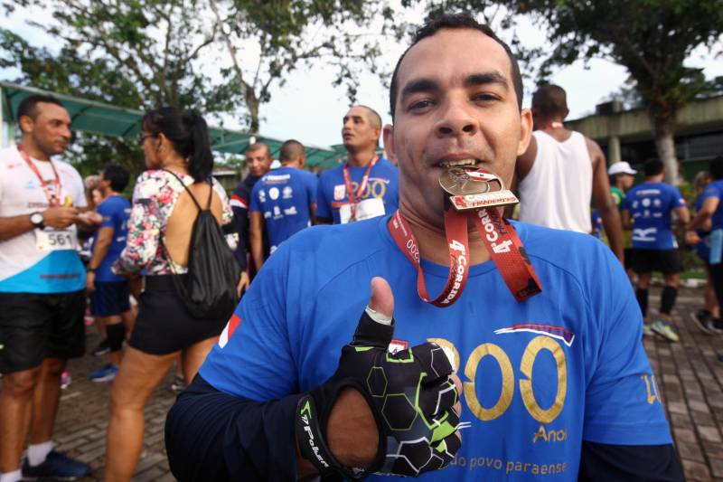 O recém-inaugurado Parque Estadual do Utinga foi o local escolhido para a 4ª edição da Corrida Tiradentes, promovida pela Polícia Militar na manhã deste domingo, 22. No ano em que celebra 200 anos de criação, a PM contou com mais de 750 competidores na prova que iniciou às 6 horas da manhã com um percurso total de 8 Km. Em apenas 4 anos de existência, a Corrida Tiradentes já ganhou a simpatia de muitos atletas profissionais e amadores. Eduardo Costa, de 26 anos é um deles. O competidor alcançou o 1º lugar geral da corrida com menos de 30 minutos de prova e conta que não esperava um resultado tão positivo. Na foto, o cabo reformado do PM, Rayrisson de Oliveira.
FOTO: CARLOS SODRÉ / AG. PARÁ
DATA: 22.04.2018
BELÉM - PARÁ <div class='credito_fotos'>Foto: Carlos Sodré/Agência Pará | <a href='/midias/2018/originais/457514f2-b986-4991-aba6-e3172325bc14.jpg' download><i class='fa-solid fa-download'></i> Download</a></div>
