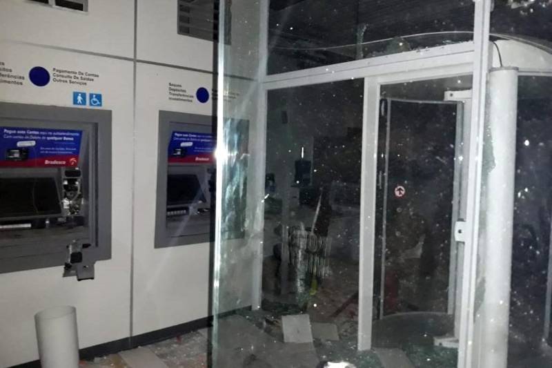 As Polícias Civil e Militar estão em atuação conjunta para localizar os integrantes de uma associação criminosa que assaltou, na noite desta segunda-feira (12), por volta de 23 horas, a agência do banco Bradesco, em Nova Esperança do Piriá, no nordeste paraense.
FOTO: ASCOM POLÍCIA CIVIL
DATA: 12.11.2018
NOVA ESPERANÇA DO PIRIÁ - PARÁ <div class='credito_fotos'>Foto: Polícia Civil | <a href='/midias/2018/originais/458560d8-7ebe-4953-8eea-bc2f0adfa6e5.jpg' download><i class='fa-solid fa-download'></i> Download</a></div>